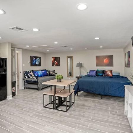 Cosmic Studio At North Downtown Villa Houston Exteriör bild