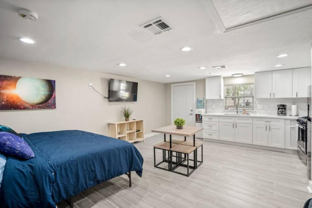 Cosmic Studio At North Downtown Villa Houston Exteriör bild