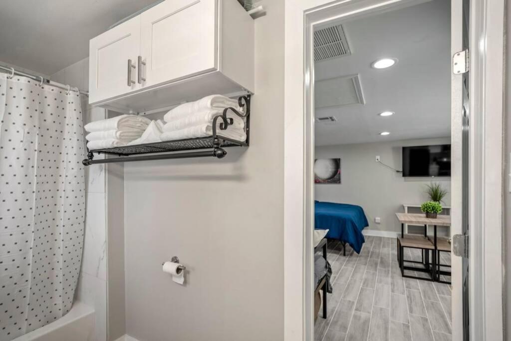 Cosmic Studio At North Downtown Villa Houston Exteriör bild