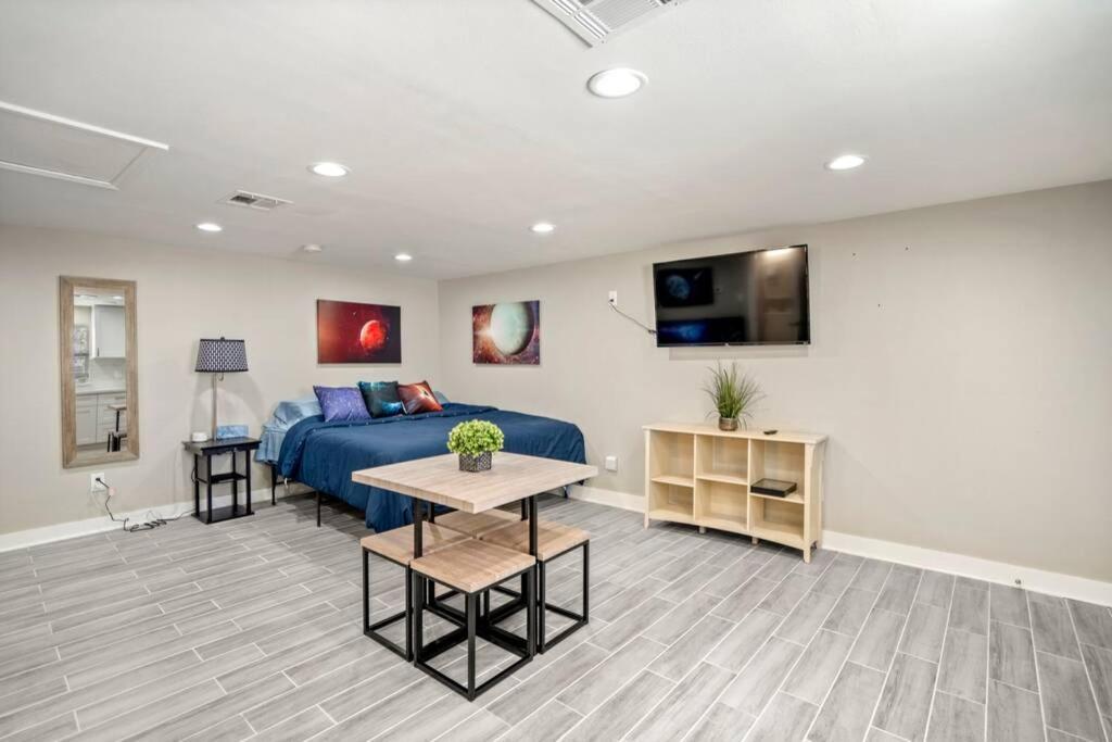 Cosmic Studio At North Downtown Villa Houston Exteriör bild